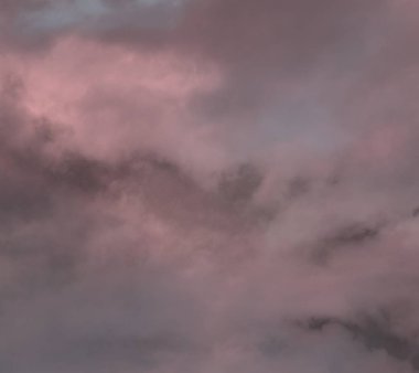 Yükselen güneş sisli ovalar üzerinde ışık ışınları göndererek