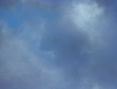 Küçük bulutlu mavi gökyüzü arkaplanı