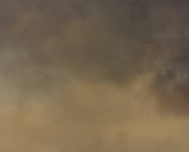 Waikiki Yaz Gün Batımı. Koyu mavi gökyüzü ve beyaz cirrus bulutları bir arka plan karşı pembe ve turuncu ince bulutlar.