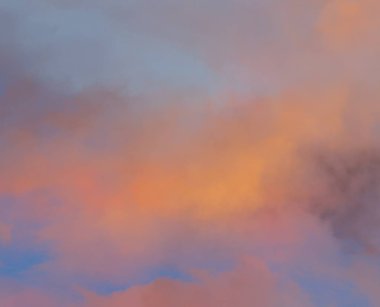 soyut grunge bulutlar, kopya alanı ile renkli arka plan