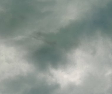 Güneşe bak, gökyüzündeki bulutlar güzelliği gösteriyor..