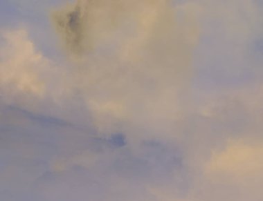 Güneş ışığı güzel yüzeyinde bulut gölgesi aracılığıyla parlar.