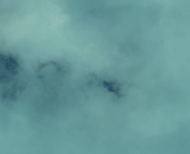 Bulut mavi zemin vardır.