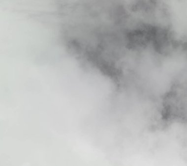 Beyaz bulutlar buharı duman siyah bir arka plan üzerinde yalıtılır. Benzin patlar, girdap ve uzayda dans ediyor. Kullanılabilir bir sihirli sis toz doku efekti yerleşimi ve saydamlıklarını değiştirerek.