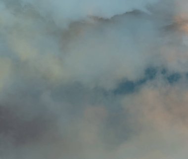 soyut grunge bulutlar, kopya alanı ile renkli arka plan