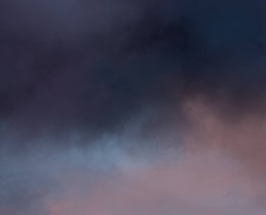 soyut grunge bulutlar, kopya alanı ile renkli arka plan