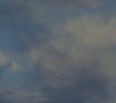 güneş ışığı parlamaile mavi gökyüzü