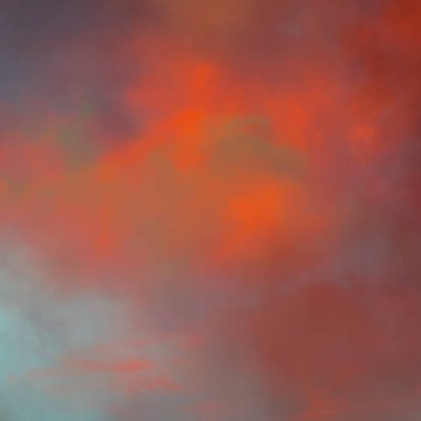 Turuncu mavi gölge alacakaranlık gökyüzü bulutlu