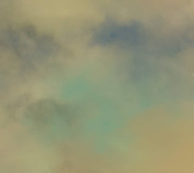 Dağ doruklarına bulutlu gün batımında. Güzel kış manzarası.