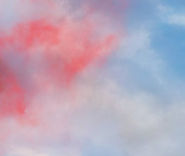 bulutlar ile kırmızı gökyüzü arka plan