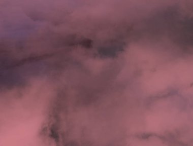 2D çizim. Beton duvar yazısı. Modern sanat tarzı. Çok renkli şekiller ve desenler. El yapımı sprey resimler. Kabataslak boyalı yüzey.