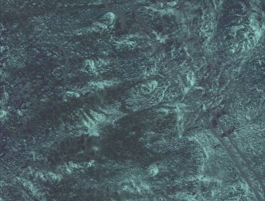 İnanılmaz mavi ve parlak su yüzeyi