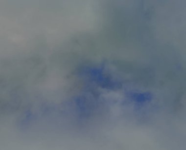 Beyaz bulutlar şekil--dan büyük küçük ve yavaş yavaş değiştirmek.