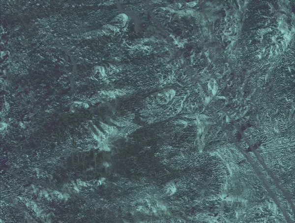 İnanılmaz mavi ve parlak su yüzeyi