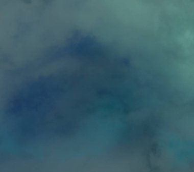 Beyaz kağıt arka planda renkli kış mavisi mürekkep ve suluboya dokular. Boya sızıntıları ve ombre etkileri. El boyaması soyut görüntü.