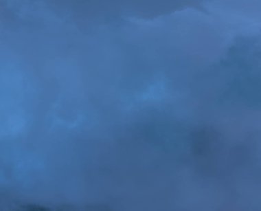 Mavi gökyüzünde bulutlar