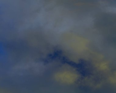 Havada beyaz bulutlar hareket ederken.