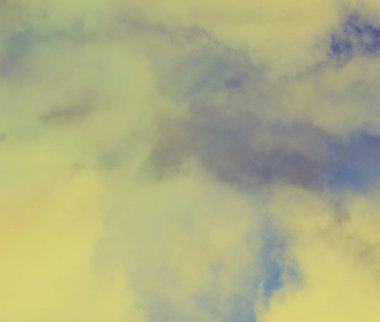 2d illüstrasyon. Beton düz duvar grafiti fon. Modern sanat tarzı. Çok renkli şekil ler ve desenler. El yapımı sprey resimleri. Boyalı pürüzlü yüzey. El yapımı fırça darbeleri.