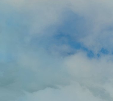 Mavi gökyüzü bulutlu web tasarımı için uygun.