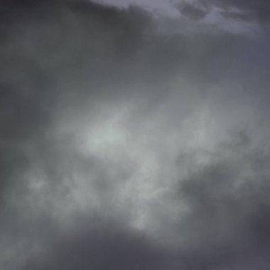 Fırtınalı bulutlu dramatik gökyüzü.