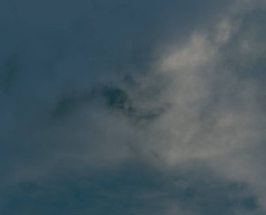 soyut grunge bulutlar, kopya alanı ile renkli arka plan