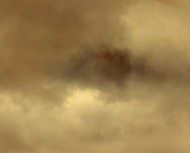 Gökyüzü kara bulutlar, ve yağmur yapar.