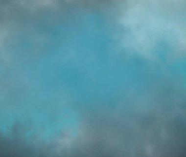 Beyaz kağıt arka planda renkli kış mavisi mürekkep ve suluboya dokular. Boya sızıntıları ve ombre etkileri. El boyaması soyut görüntü.