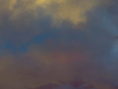 soyut grunge bulutlar, kopya alanı ile renkli arka plan