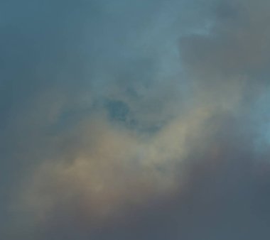 soyut grunge bulutlar, kopya alanı ile renkli arka plan