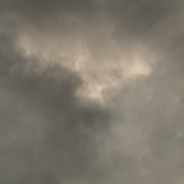 Fırtınalı bulutlar arka plan ile dramatik karanlık gökyüzü.