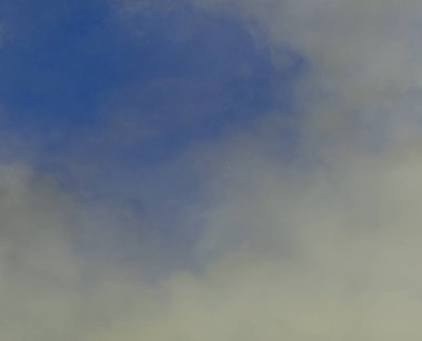 bulutlar ile mavi ve beyaz arka plan