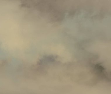 Sacramento Nehri üzerindeki bulutlar