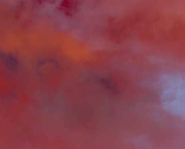 Beyaz kağıt arka planda kırmızı mürekkep ve suluboya dokular. Boya sızıntıları ve ombre etkileri. El boyaması soyut görüntü.