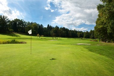 Kırsalda golf sahası.
