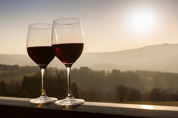 Twee Wijnglazen Zonsondergang Tijd — Stockfoto