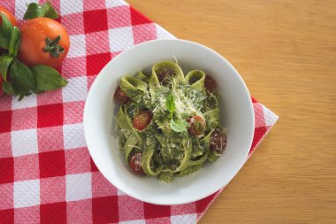 ahşap arka plan tablo ile lezzetli taze pesto makarna