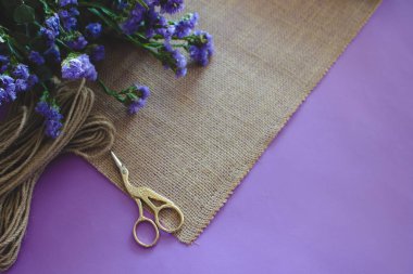 El yapımı düğün kartı, kağıt el sanatları, çiçekli mor arka plan