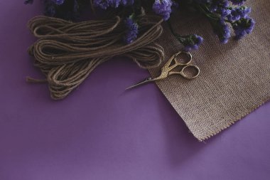 El yapımı düğün kartı, kağıt el sanatları, çiçekli mor arka plan