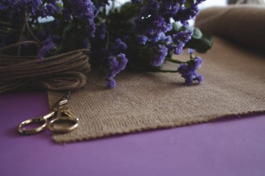 El yapımı düğün kartı, kağıt el sanatları, çiçekli mor arka plan