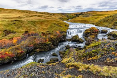 Skogafoss yukarıda küçük şelale