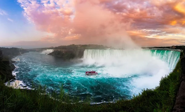 Panorama Das Cataratas Niágara Pôr Sol Barco Cheio Turista Tomar — Fotografia de Stock