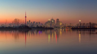 Leslie Street tükürmek bir kış akşamı gün batımında görülen Toronto manzarası
