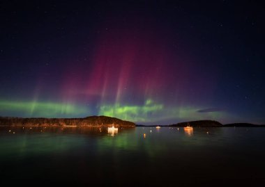 Bar Harbor, Maine gökyüzünde kuzey ışıkları (Kutup ışıkları) dansları