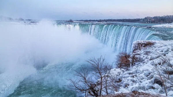 Bir Soğuk Kış Niagara Falls Geriledi Çevresindeki Her Şey Kar — Stok fotoğraf
