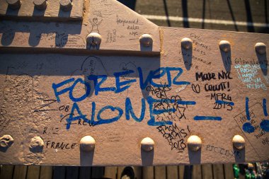 Karalamalar kişi Brooklyn Köprüsü'nde New York'ta yazdım