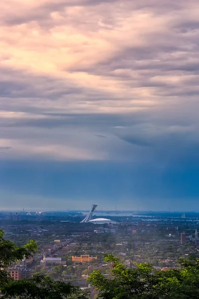 Montreal Olympisch Stadion Bij Zonsondergang Een Bewolkte Zomeravond — Stockfoto