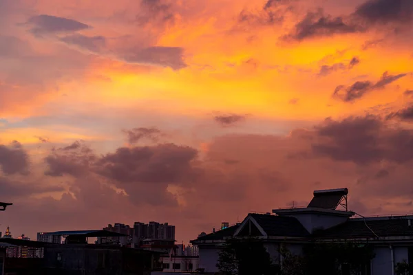 Вечірнє Небо Міста Захід Сонця Палаючі Хмари — стокове фото