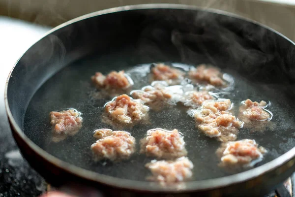 Está Cocinando Una Olla Sopa Albóndigas Cerdo —  Fotos de Stock