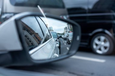 Bir arabanın dikiz aynası ve trafik yansıması