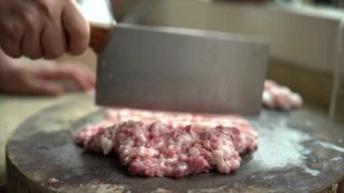 Bir şef kıyma doğruyor.